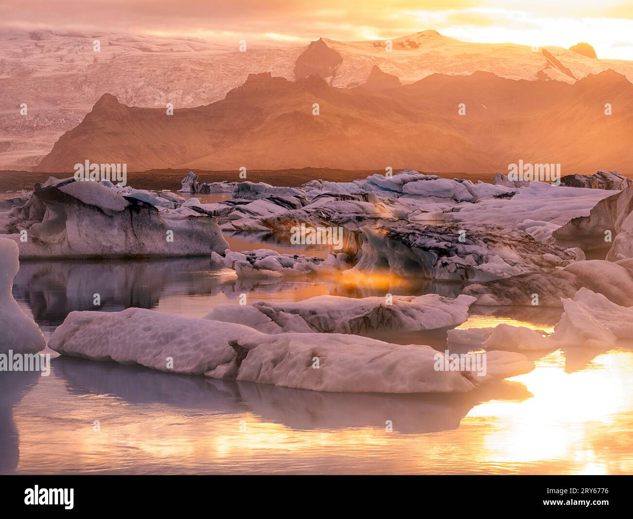 Eisberge schwimmen im Lagunensee des Gletschers Jokulsarlon bei Sonnenuntergang. Stockfoto