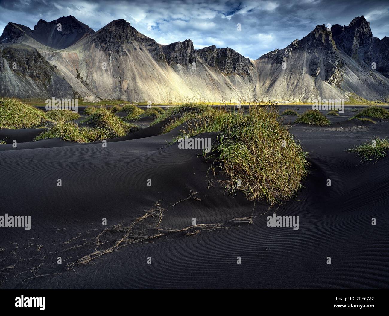Vestrahorn Berg mit schwarzem Sandstrand im Osten Islands. Stockfoto