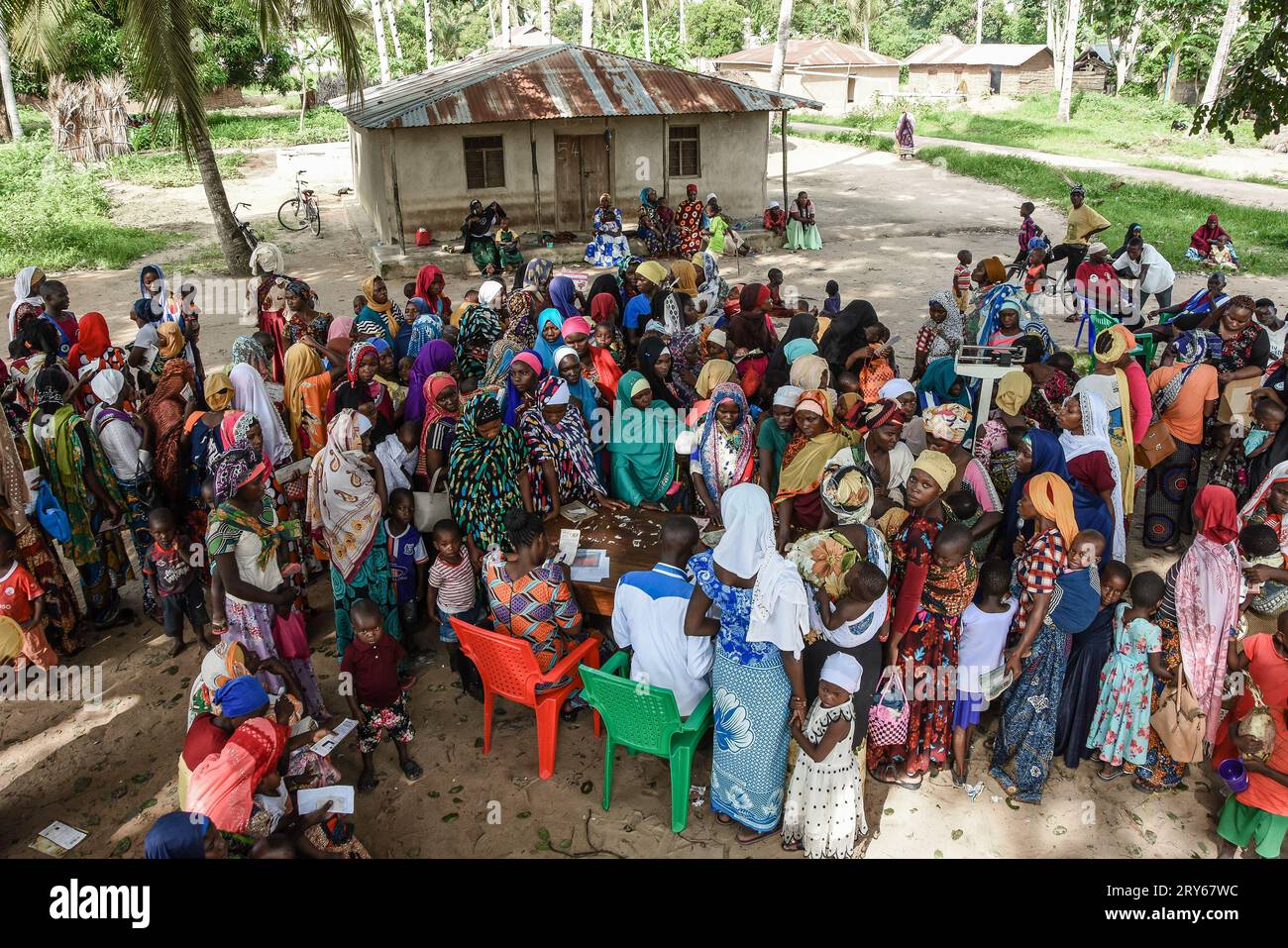 Am 25. Februar 2022 nehmen Menschen an einer Gesundheits- und Ernährungssitzung im Dorf Nitekela im stadtbezirk Nanyamba, Region Mtwara, Tansania, Teil Stockfoto