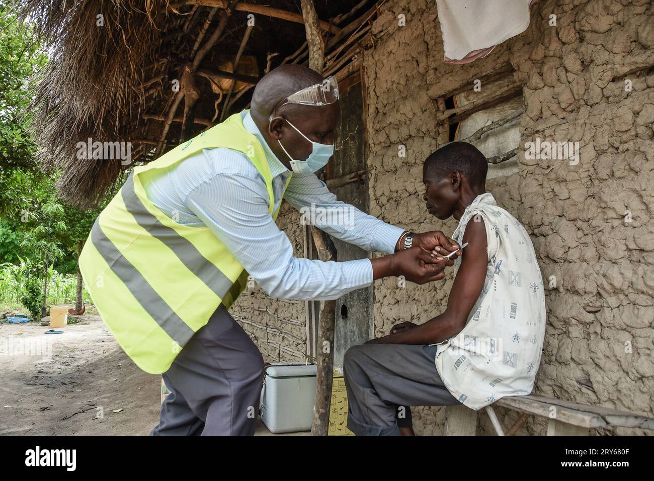 Der Umweltgesundheitsbeauftragte des stadtkrankenhauses von Nanyamba, Ahamad Liputi, spritzt eine Dosis Sinopharm gegen den Covid-19 während einer Tür zu Tür Stockfoto