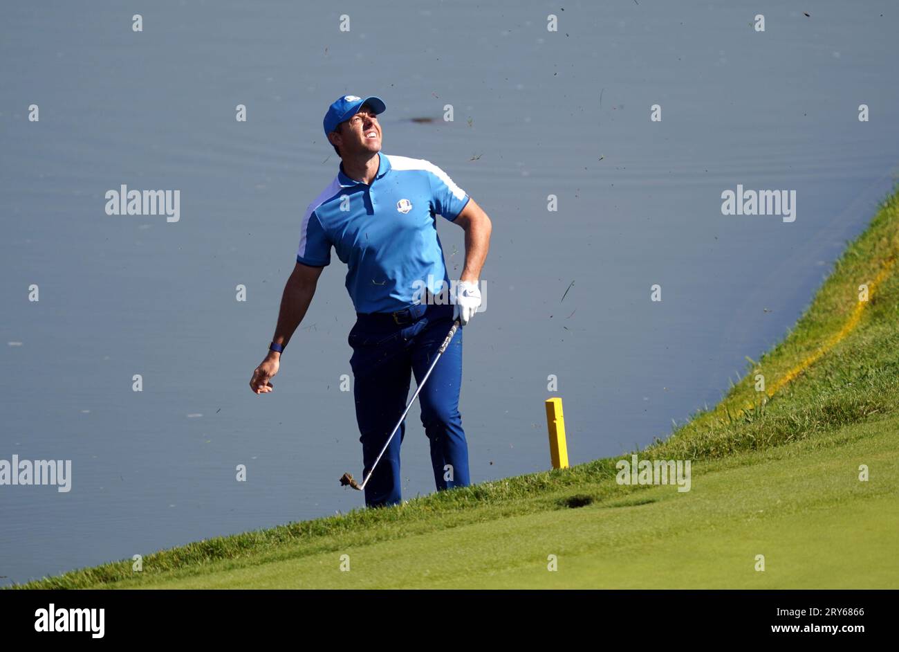 Team Europe's Rory McIlroy Chips am 16., während der Vierer am ersten Tag des 44. Ryder Cup im Marco Simone Golf and Country Club, Rom, Italien. Bilddatum: Freitag, 29. September 2023. Stockfoto