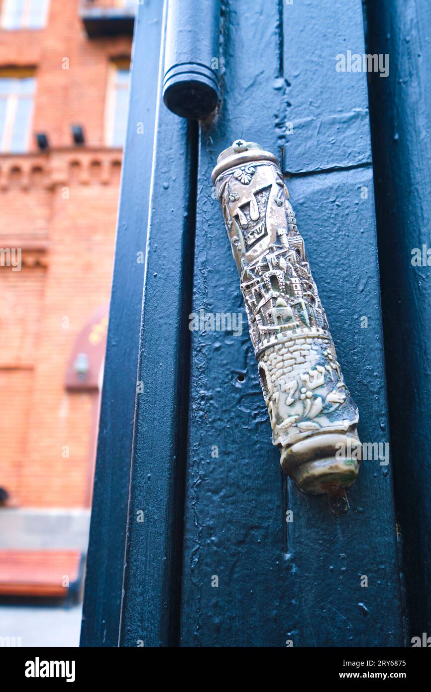 Außenansicht mit einem Detail der silbernen Mezuza am Vordertor. In der roten Ziegelsteinsynagoge Grand Jewish Synagogue in Tiflis, Georgien, Europa. Stockfoto