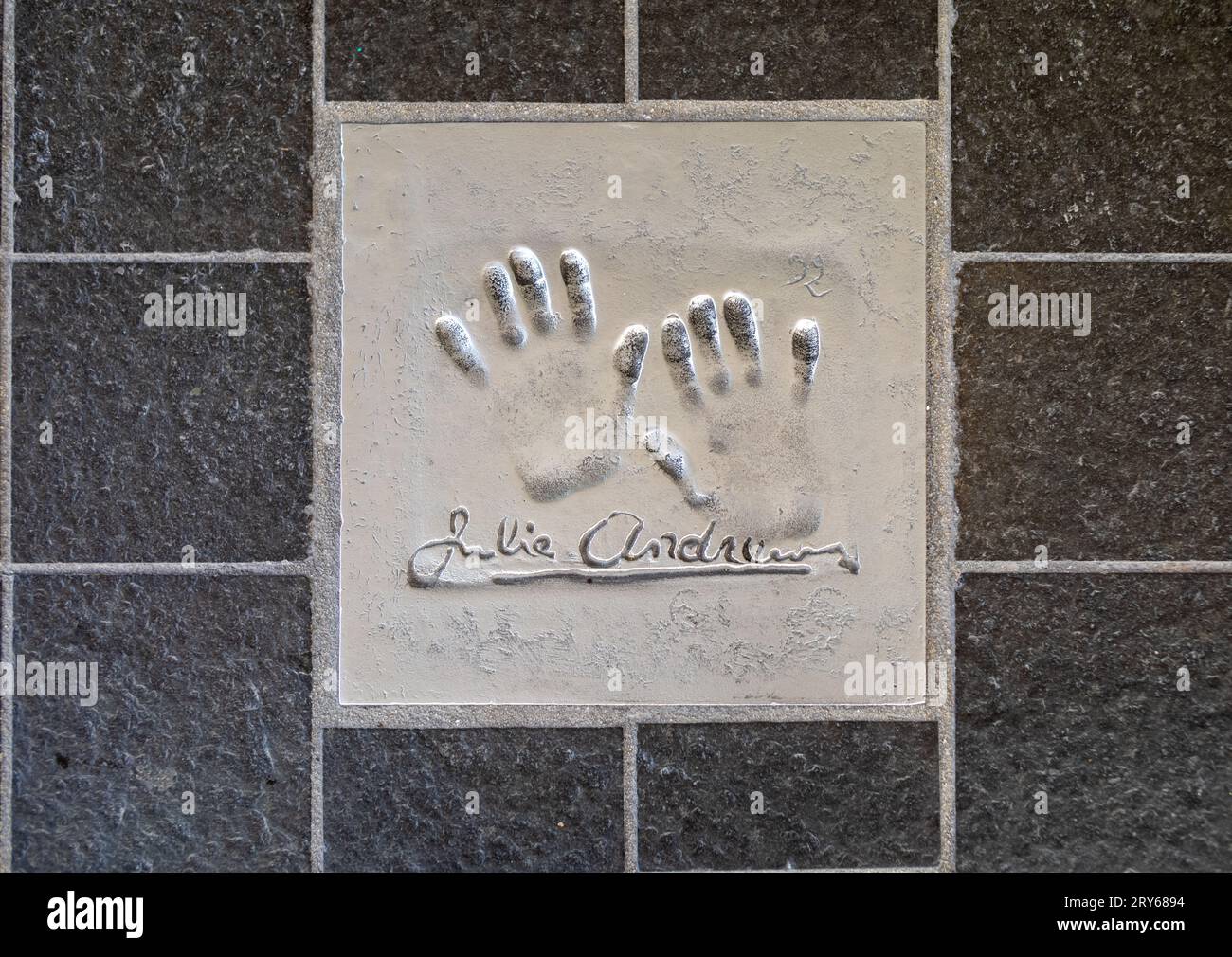 Der Handabdruck der berühmten britischen Schauspielerin Julie Andrews wurde auf dem Bürgersteig der Allée des Etoiles in Cannes, Frankreich, platziert. Stockfoto