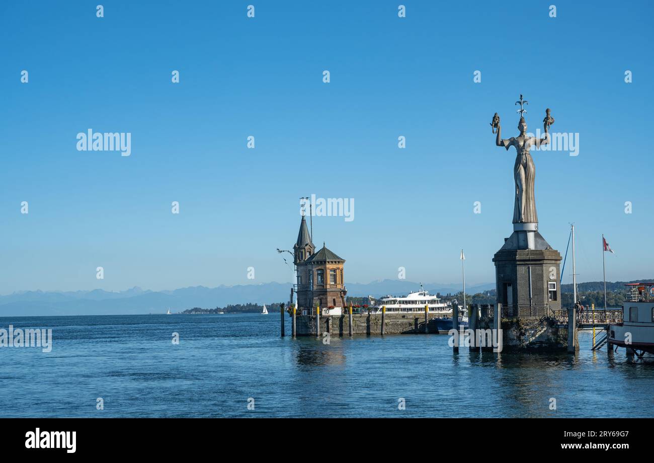 Hafeneingang von Konstanz mit Leuchtturm und der Statue von Imperia, Bodensee. Baden-Württemberg, Deutschland, Europa Stockfoto