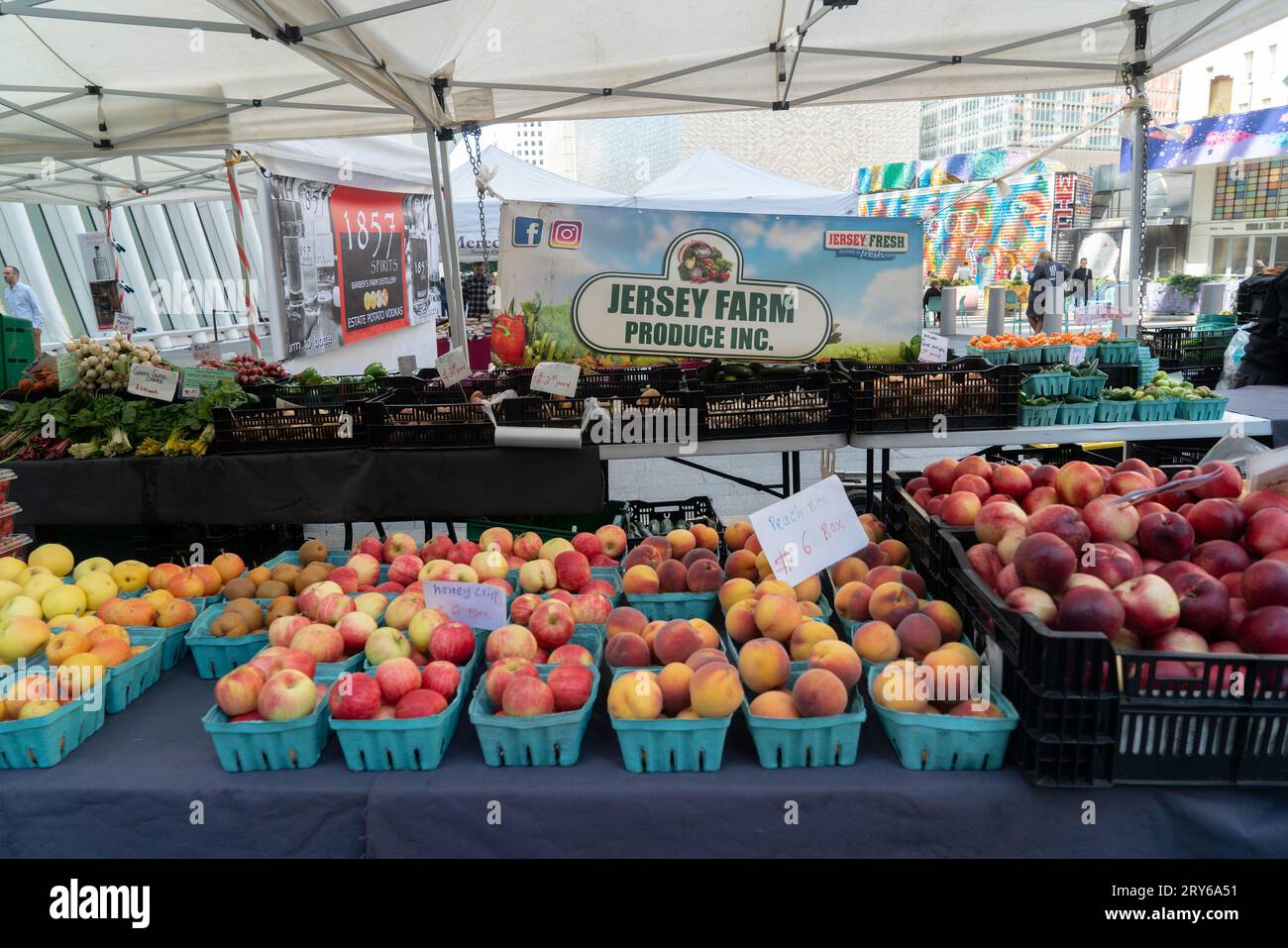 Auf einem Bauernmarkt im World Trade Center in Lower Manhattan werden neben anderen Produkten von einheimischen Bauern frisches Obst und Gemüse verkauft. Stockfoto