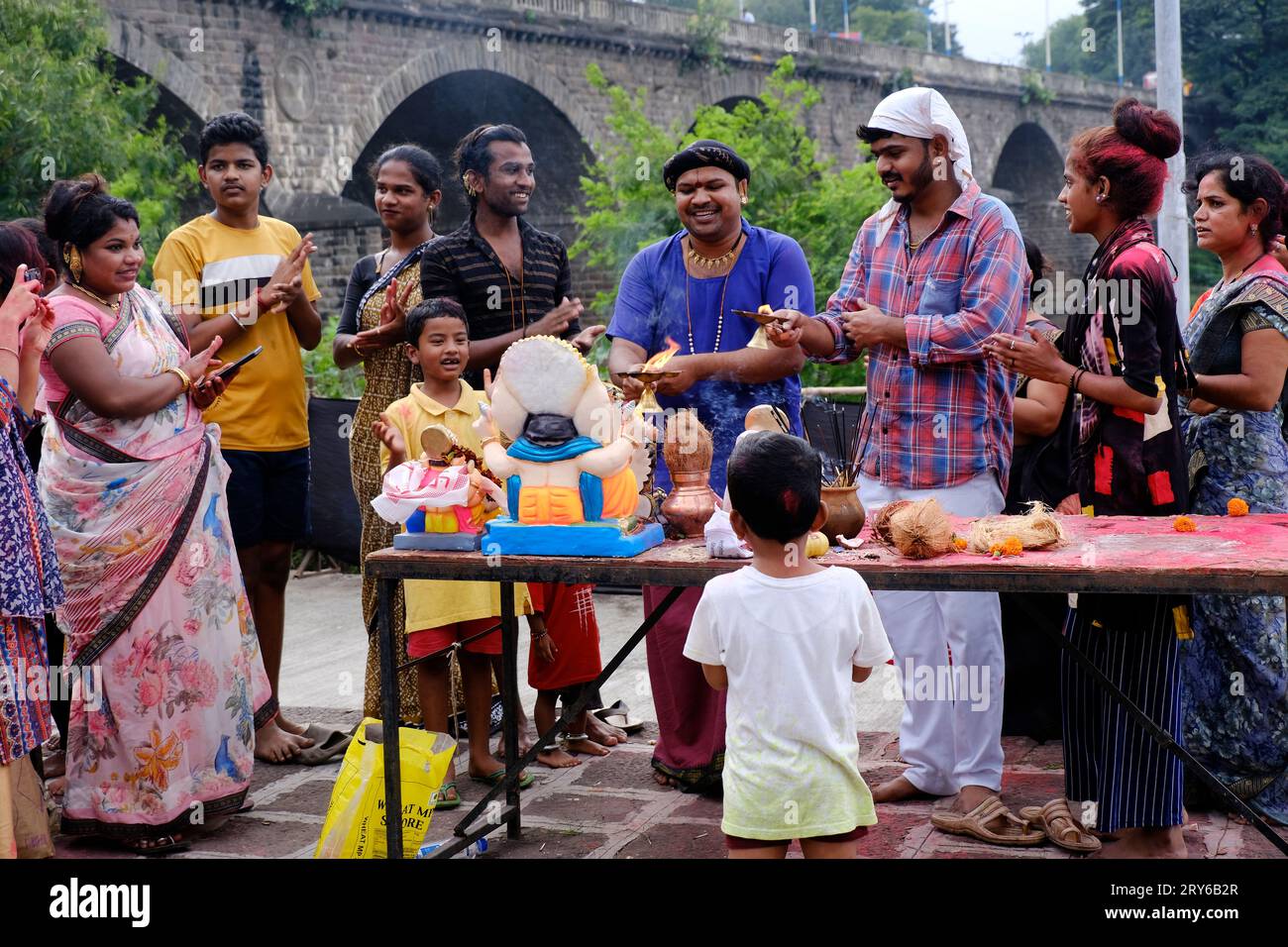 Pune, Indien - 29. September 2023: Die Wasserverschmutzung in Pune wird durch das Halten der Ganpati Visarjan in kleinen Wassertanks verringert. Sangam, Pune Stockfoto