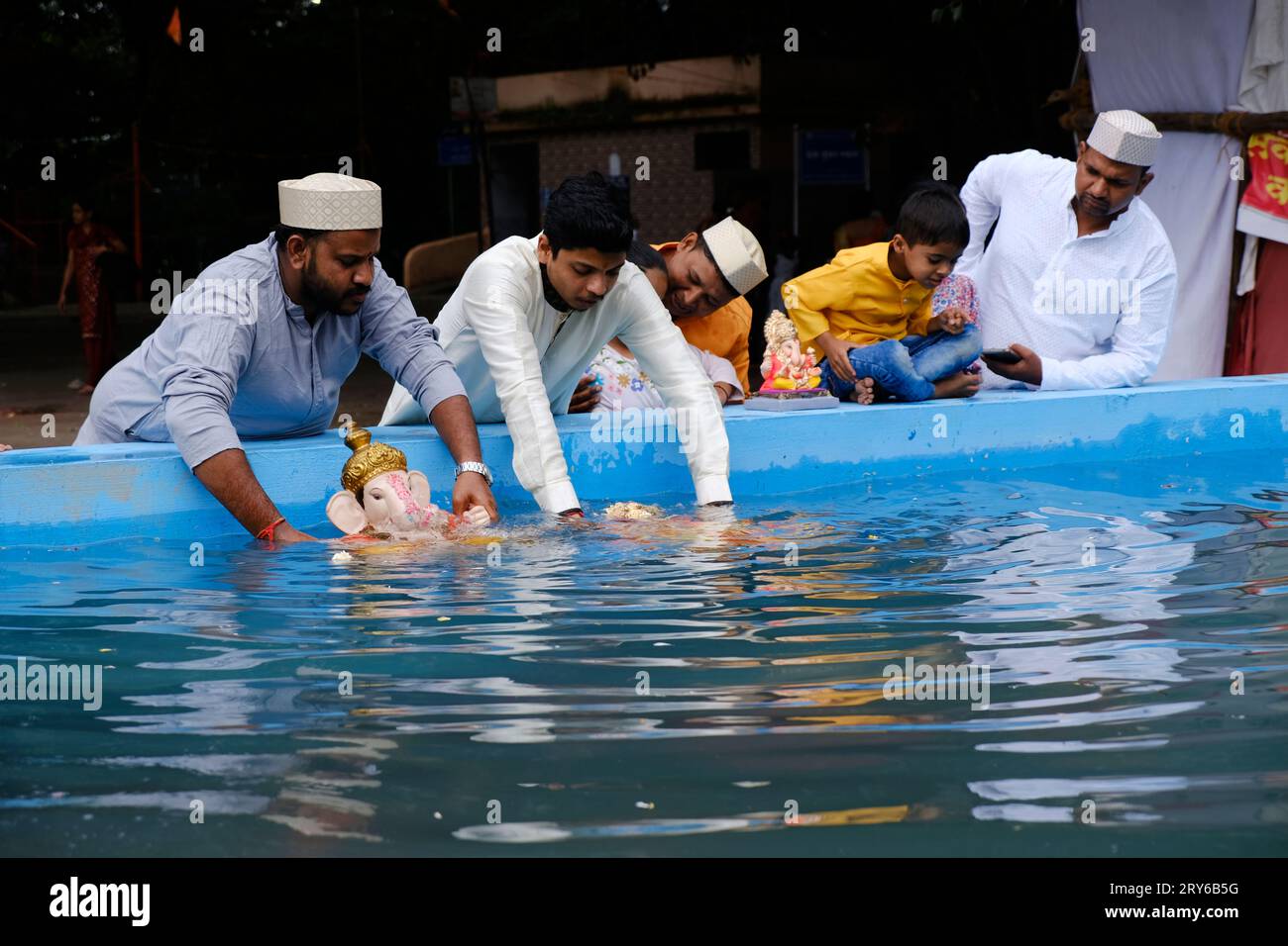 Pune, Indien - 29. September 2023: Die Wasserverschmutzung in Pune wird durch das Halten der Ganpati Visarjan in kleinen Wassertanks verringert. Sangam, Pune Stockfoto
