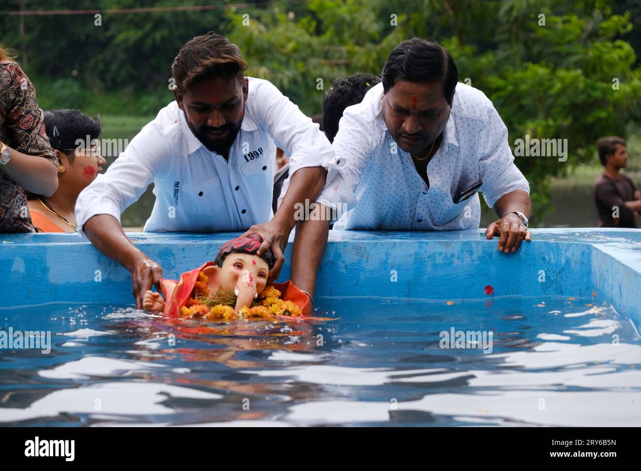 Pune, Indien - 29. September 2023: Die Wasserverschmutzung in Pune wird durch das Halten der Ganpati Visarjan in kleinen Wassertanks verringert. Sangam, Pune Stockfoto