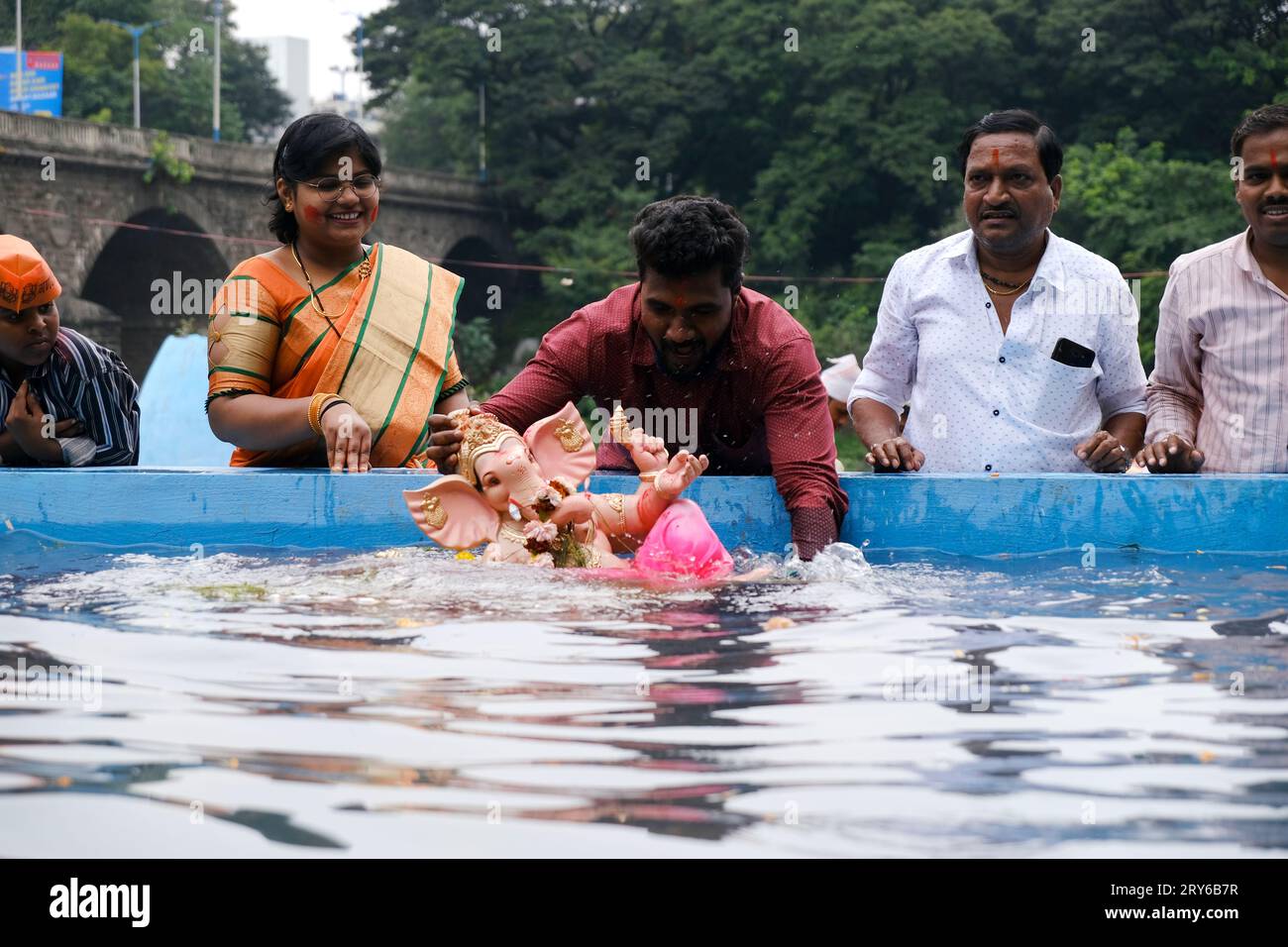 Pune, Indien - 29. September 2023: Die Wasserverschmutzung in Pune wird durch das Halten der Ganpati Visarjan in kleinen Wassertanks verringert. Sangam, Pune Stockfoto