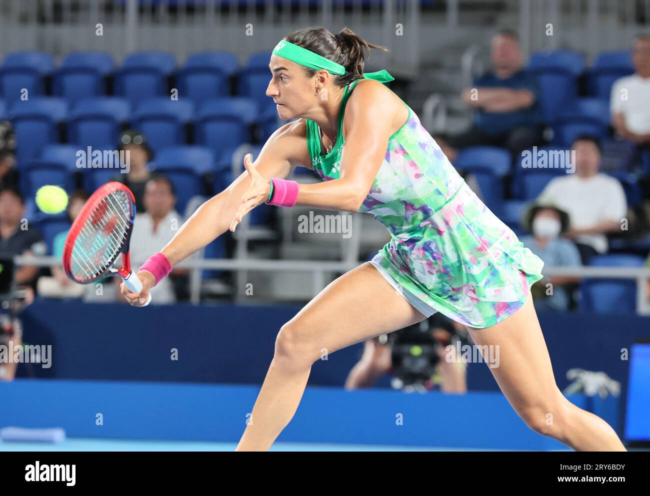 Tokio, Japan. September 2023 29. Caroline Garcia aus Frankreich gibt den Ball gegen Maria Sakkari aus Griechenland zurück, während des Viertelfinalspiels des Toray PAN Pacific Open Tennisturniers im Ariake Colosseum in Tokio am Freitag, den 29. September 2023. (Foto: Yoshio Tsunoda/AFLO) Stockfoto