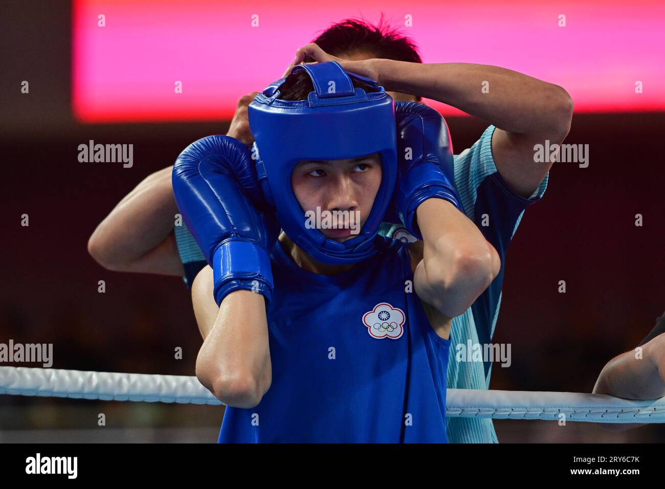 Hangzhou, China. September 2023 29. LIN Yu Ting aus China Taipeh tritt gegen Nesthy Petecio von den Philippinen während der Asienspiele 2023 an, bei den Women's Boxing 54-57Kg Vorrunden im Achtelfinale des Hangzhou Gymnasiums. Endstand: Lin 4:1 Petecio. Quelle: SOPA Images Limited/Alamy Live News Stockfoto