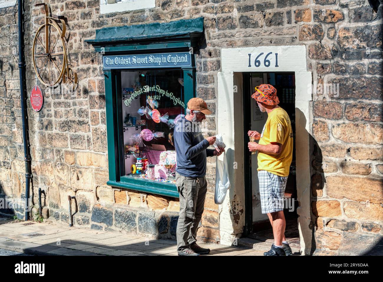 Ein paar Leckereien kaufen. Der älteste Süßwarenladen, Pateley Bridge, Nidderdale, North Yorkshire, Großbritannien Stockfoto