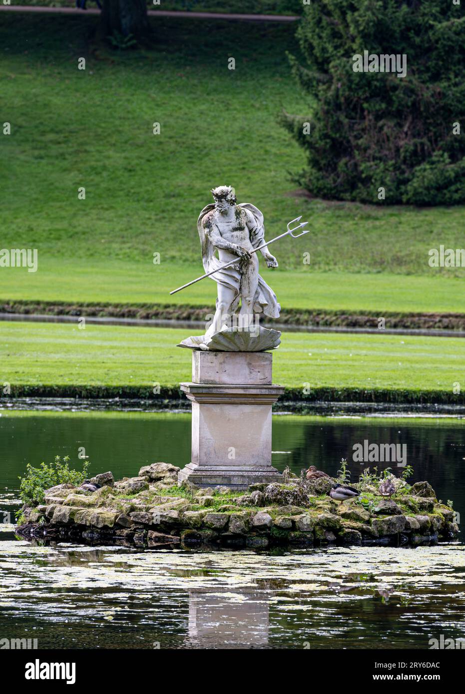 Neptunstatue, Studley Royal Water Garden, Fountains Abbey, Ripon, North Yorkshire, Großbritannien Stockfoto