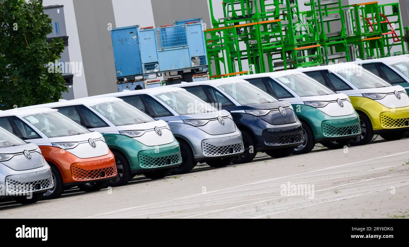 Hannover, Deutschland. September 2023 29. Neue Autos des Elektrobusses Volkswagen ID.Buzz werden im Volkswagen Nutzfahrzeugwerk auf einem Hof geparkt. Quelle: Julian Stratenschulte/dpa/Alamy Live News Stockfoto