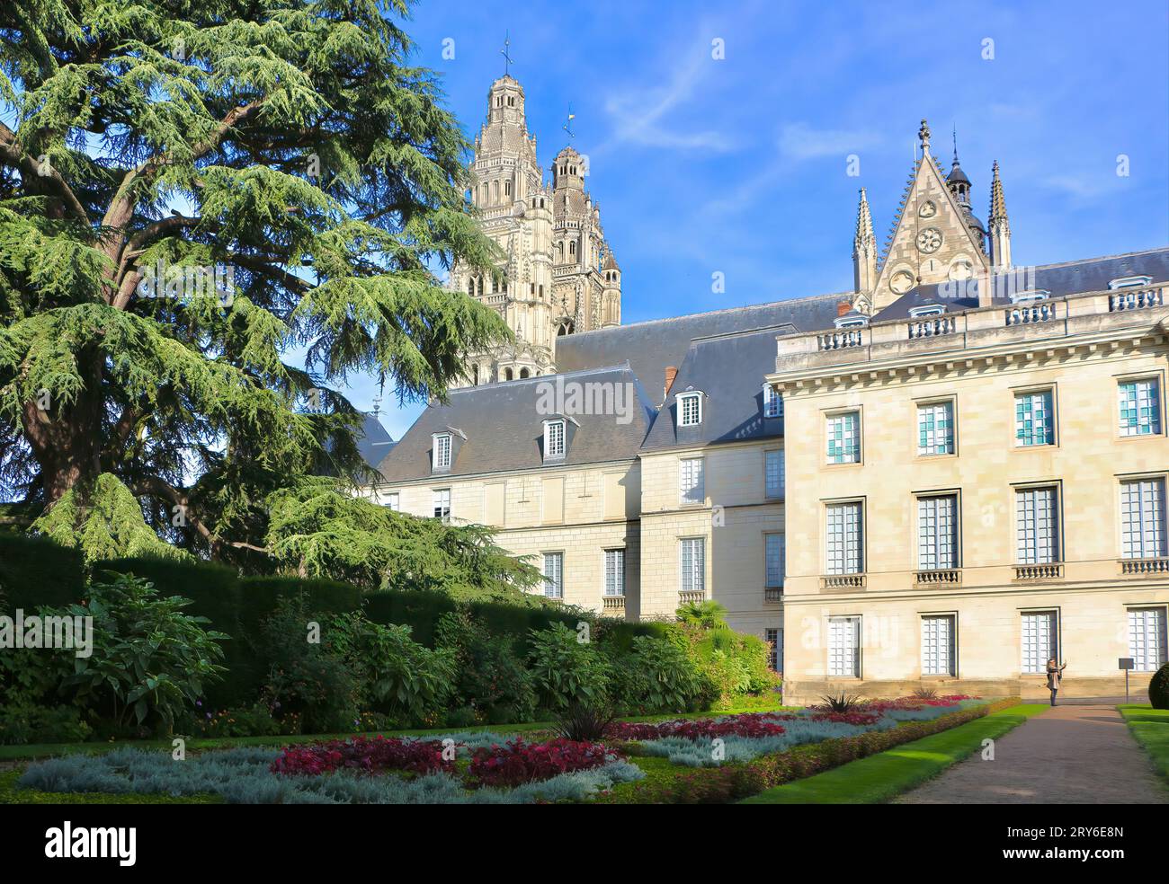 Fassade des Museums der Schönen Künste von der anderen Seite des Gartens mit den Glockentürmen der Kathedrale hinter Tours Indre-et-Loire France Stockfoto