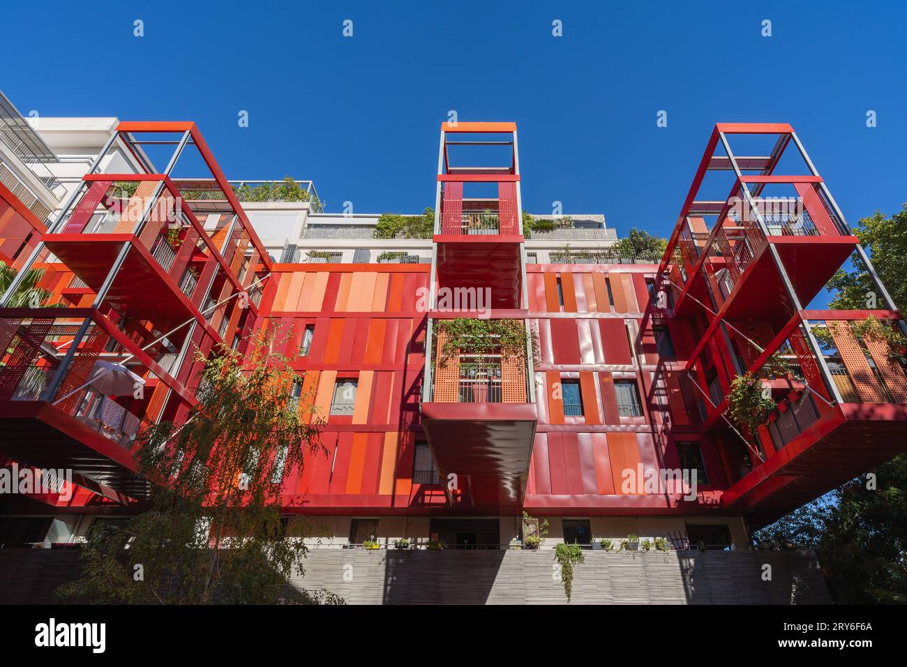 Montpellier, Frankreich - 09 25 2023 : Vorderansicht der hellroten Fassade des Apartmentgebäudes Version Rubis - moderne Architektur von Jean-Paul Viguier Stockfoto