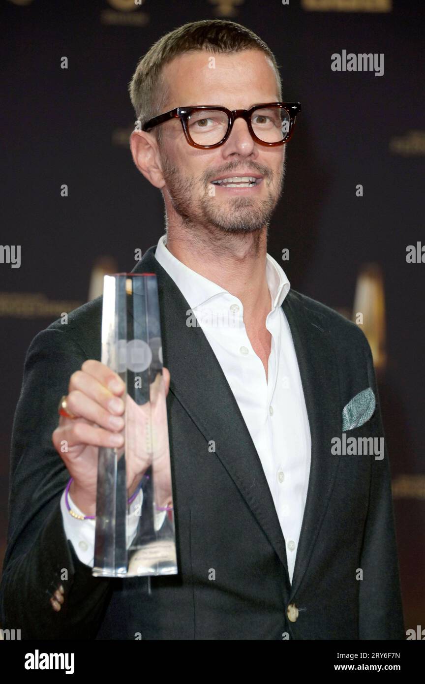 Joko Winterscheidt bei der Verleihung des Deutschen Fernsehpreises 2023