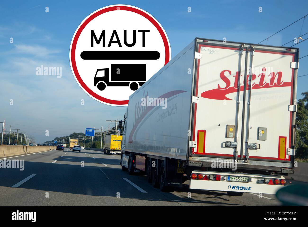 Symbolbild LKW-Maut: LKW-Verkehr auf der A 5 bei Frankfurt und das Verkehrszeichen 390 für Mautpflicht *** Symbol-Bild Lkw-Mautverkehr auf der A5 bei Frankfurt und das Verkehrszeichen 390 zur Mautpflicht Copyright: xx Credit: Imago/Alamy Live News Stockfoto