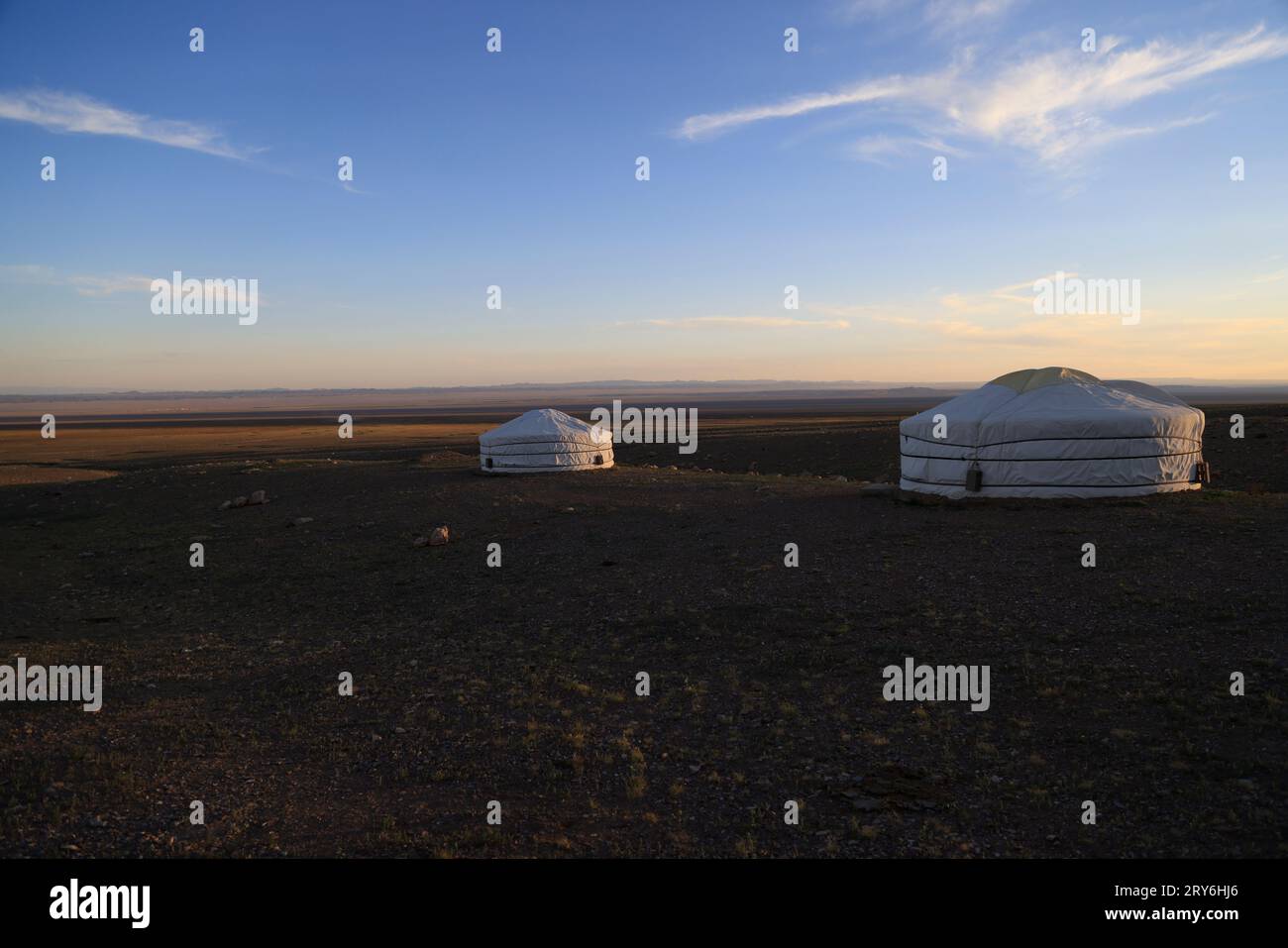 Traditionelle mongolische Gers in einem Camp bei Sonnenuntergang Stockfoto