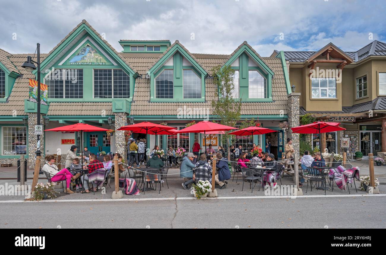 Canmore, Alberta, Kanada – 23. September 2023: Menschen treffen sich auf der Straße und auf dem Bürgersteig vor der Rocky Mountain Bagel Company Stockfoto