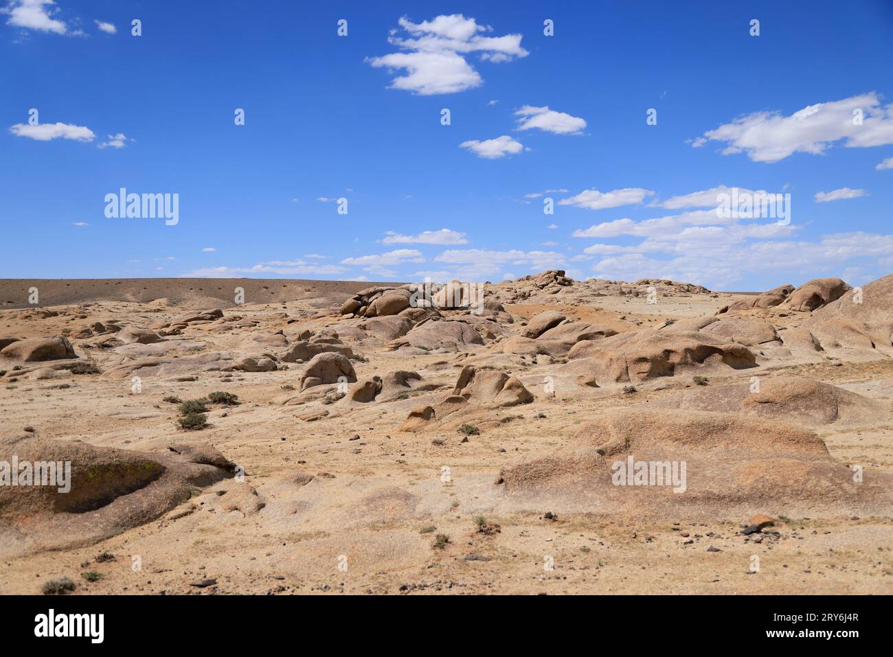 Typische winderodierte Felsen in der Wüste Gobi in der Mongolei Stockfoto