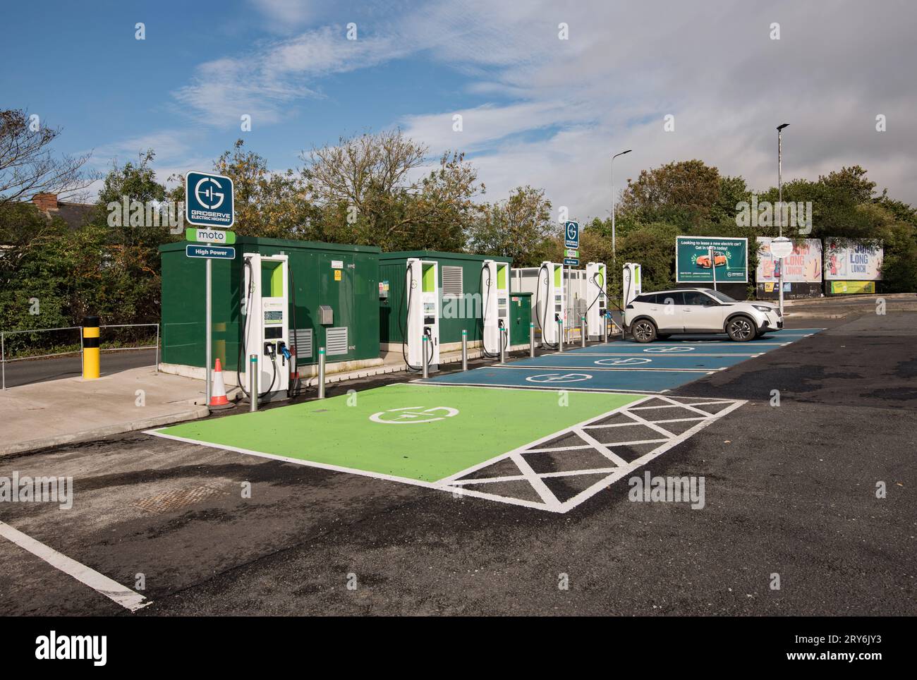 Moto EV-Ladestationen auf der M6 in Richtung Norden in Southwaite, Großbritannien. Stockfoto