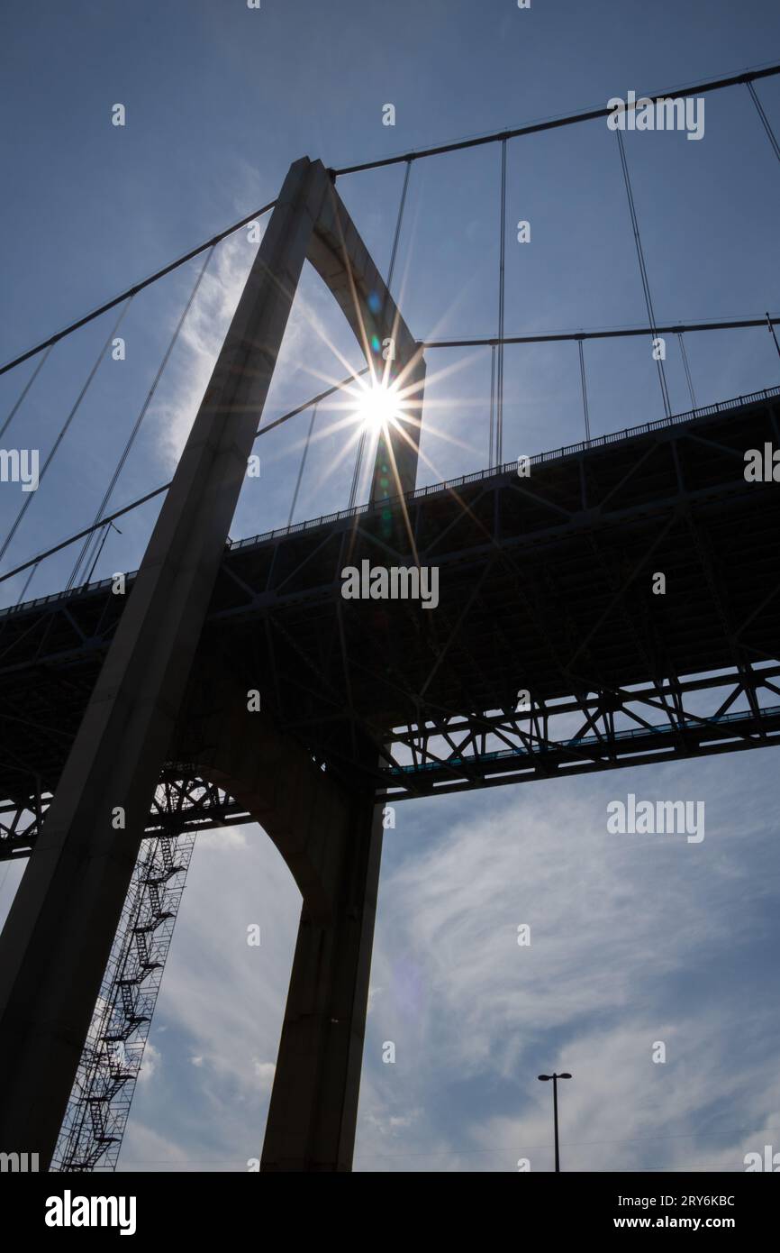 Sonnenaufgang durch den Bogen von Pont Pierre Laporte in Québec Stadt Stockfoto