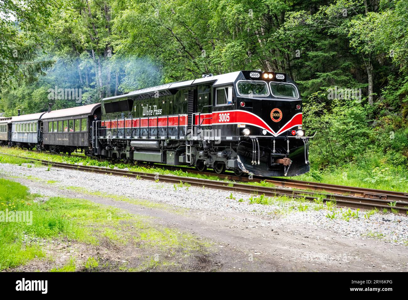 White Pass & Yukon Route Locomotive 3005 (2020) mit einem Touristenzug, der Skagway, Alaska, erreicht. Stockfoto
