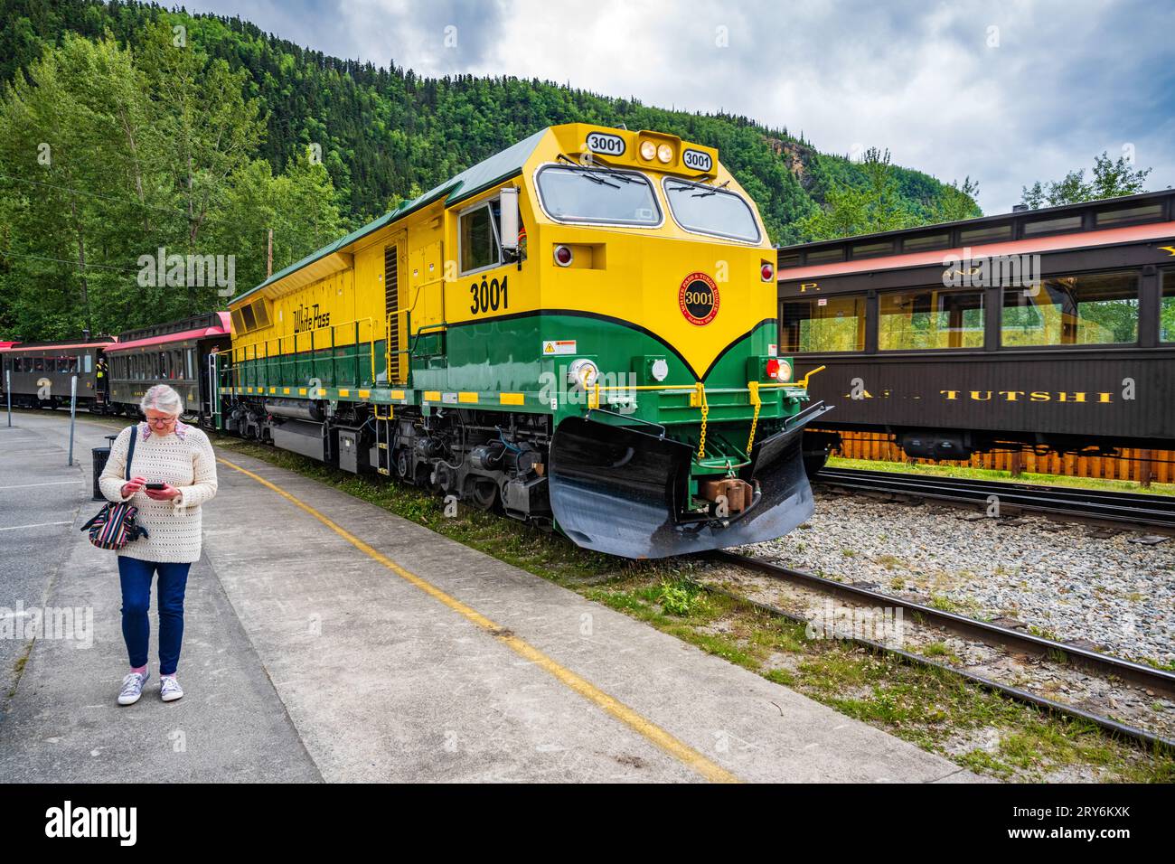 Die White Pass & Yukon Route Locomotive 3001 (2020) bereitet sich darauf vor, einen Touristenzug zu befördern, der von den Docks in Skagway, Alaska, abfährt. Stockfoto