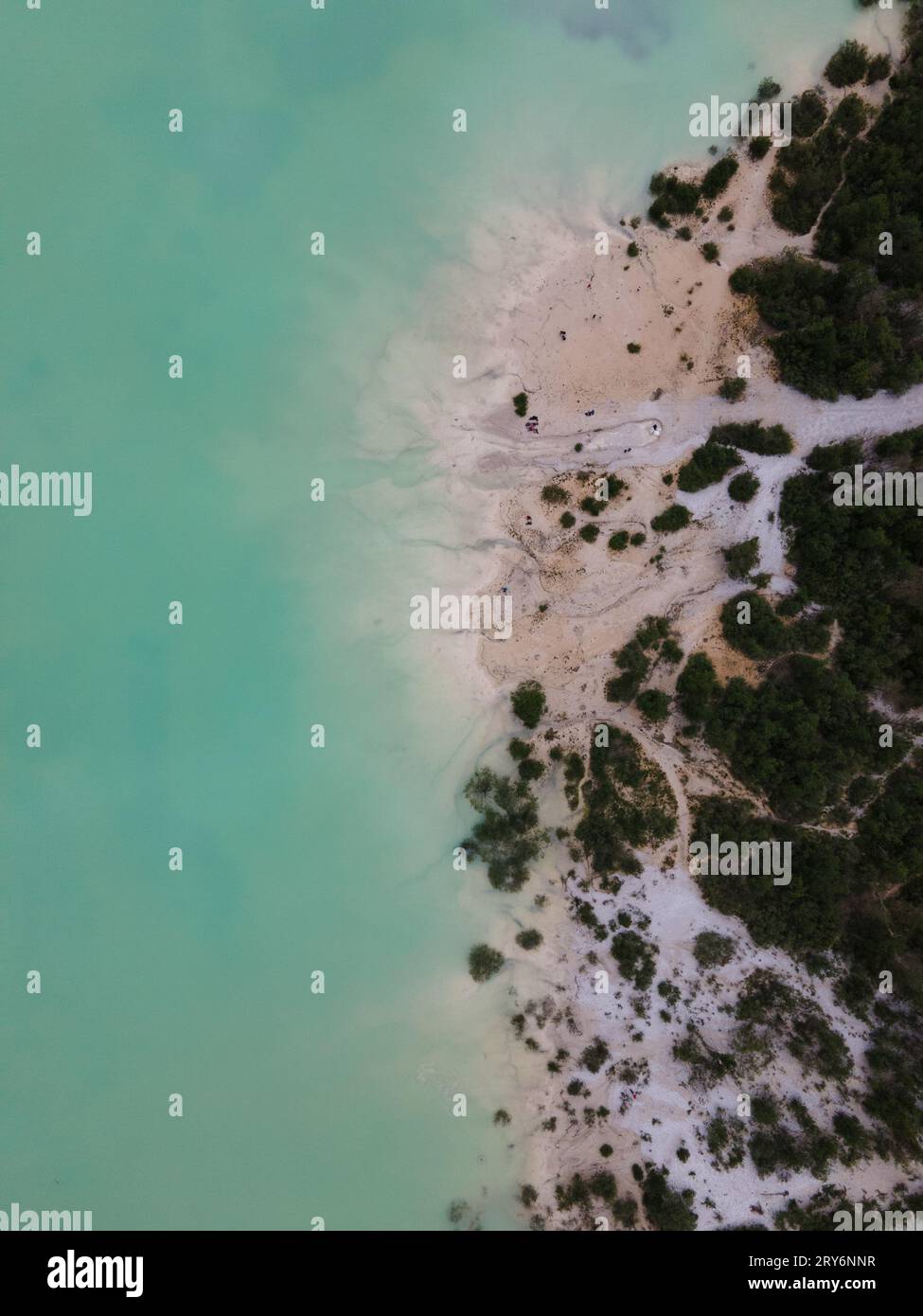 Vertikale Aufnahme des Landro-Sees mit einer DJI-Drohne in Italien Stockfoto