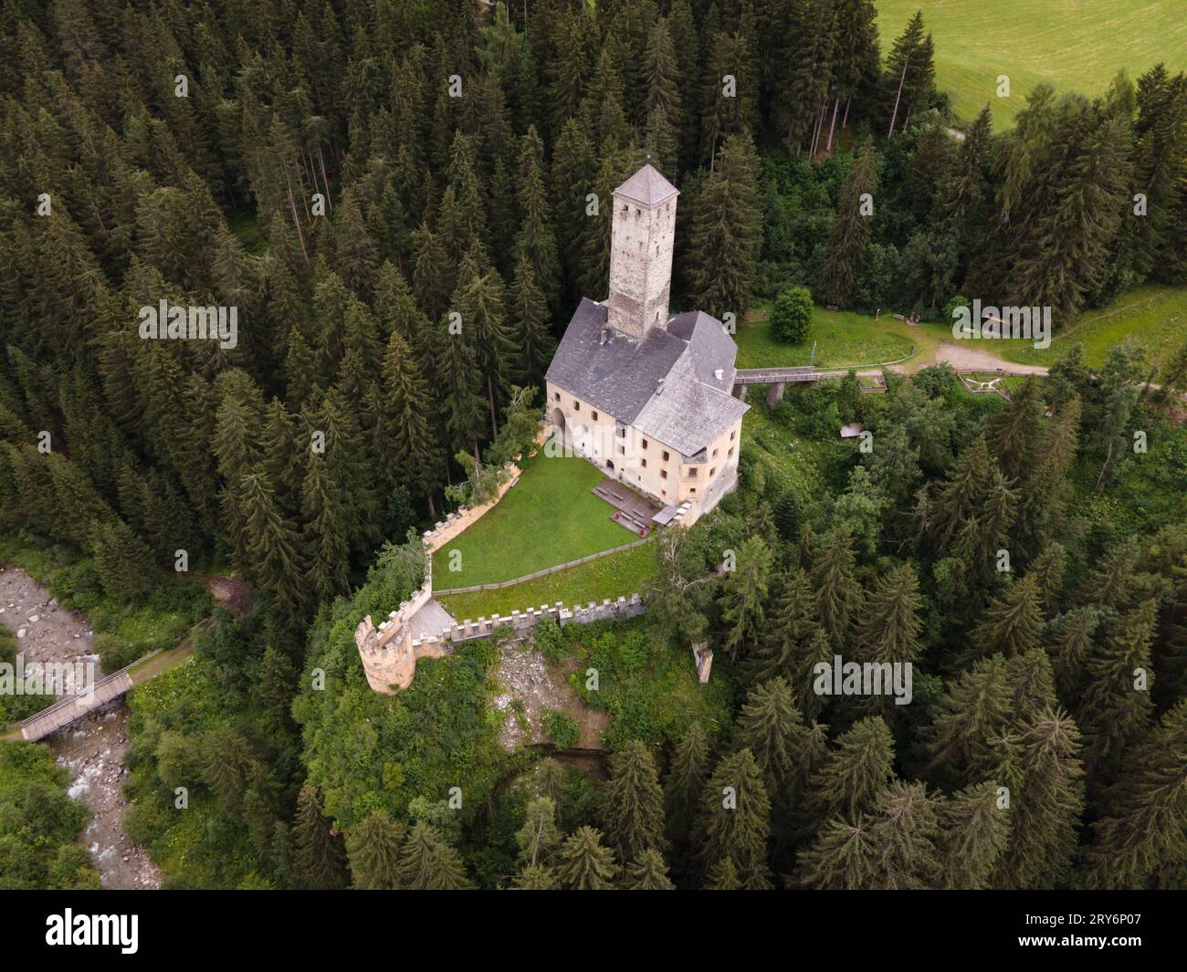 Monguelfo-Tesido Castle wurde in Italien mit einer DJI-Drohne erschossen Stockfoto