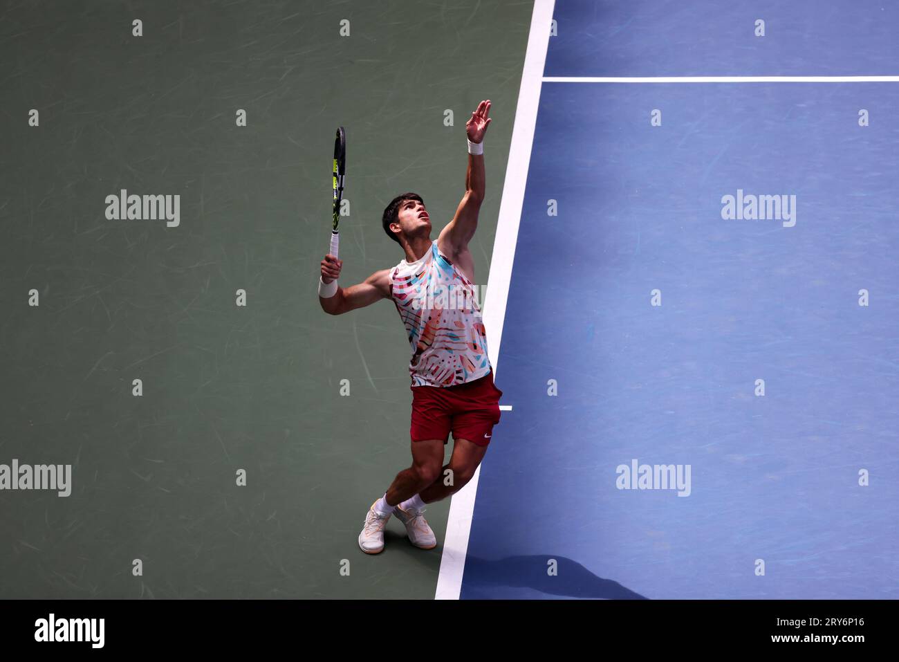 NEW YORK CITY, NEW YORK - 2. September: Carlos Alcaraz aus Spanien während seines dritten Rundenspiels gegen Daniel Evans aus Großbritannien am 6. Tag der US Open im USTA Billie Jean King National Tennis Center am 2. September 2023 in New York City, New York. (Foto von Adam Stoltman) Stockfoto