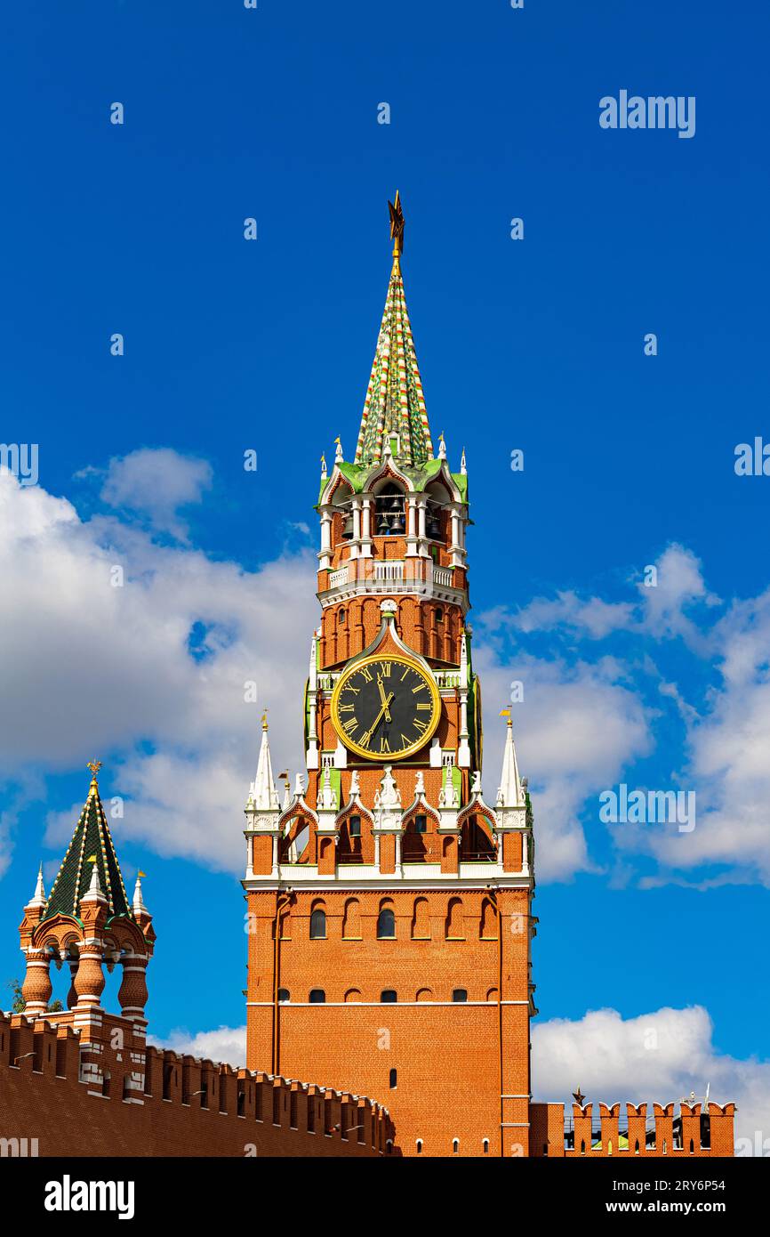 Moskau, Russland - 19. August 2023: Spasskaya-Turm des Moskauer Kreml. Uhrturm Stockfoto
