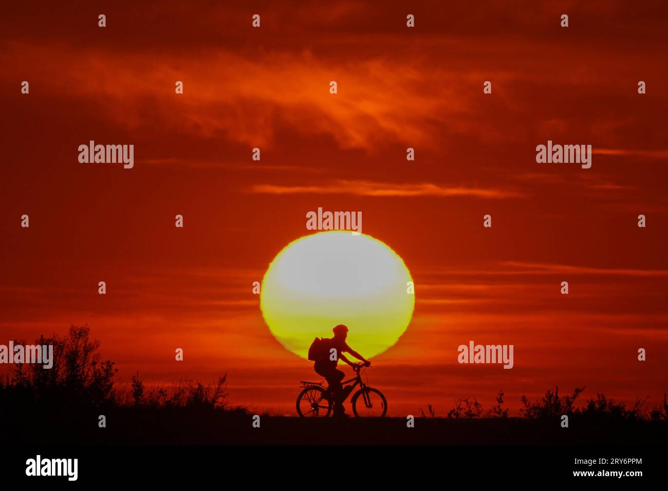 Radfahrer fährt während des Sonnenuntergangs in Prag, Tschechische Republik, am 27. September 2023 mit dem Fahrrad. (CTK Photo/Martin Sidorjak) Stockfoto