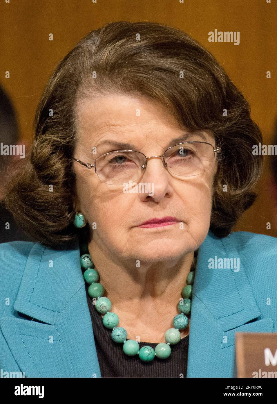 Die US-Senatorin Dianne Feinstein (Demokratische Partei Kaliforniens) befragt die Zeugen während der offenen Anhörung des US-Senats Select Committee on Intelligence mit dem Titel „Desinformation: A Primer in Russian Active Measures and Influence Campaigns“ auf dem Capitol Hill in Washington, DC, am Donnerstag, den 30. März 2017.Credit: Ron Sachs/CNP /MediaPunch Stockfoto