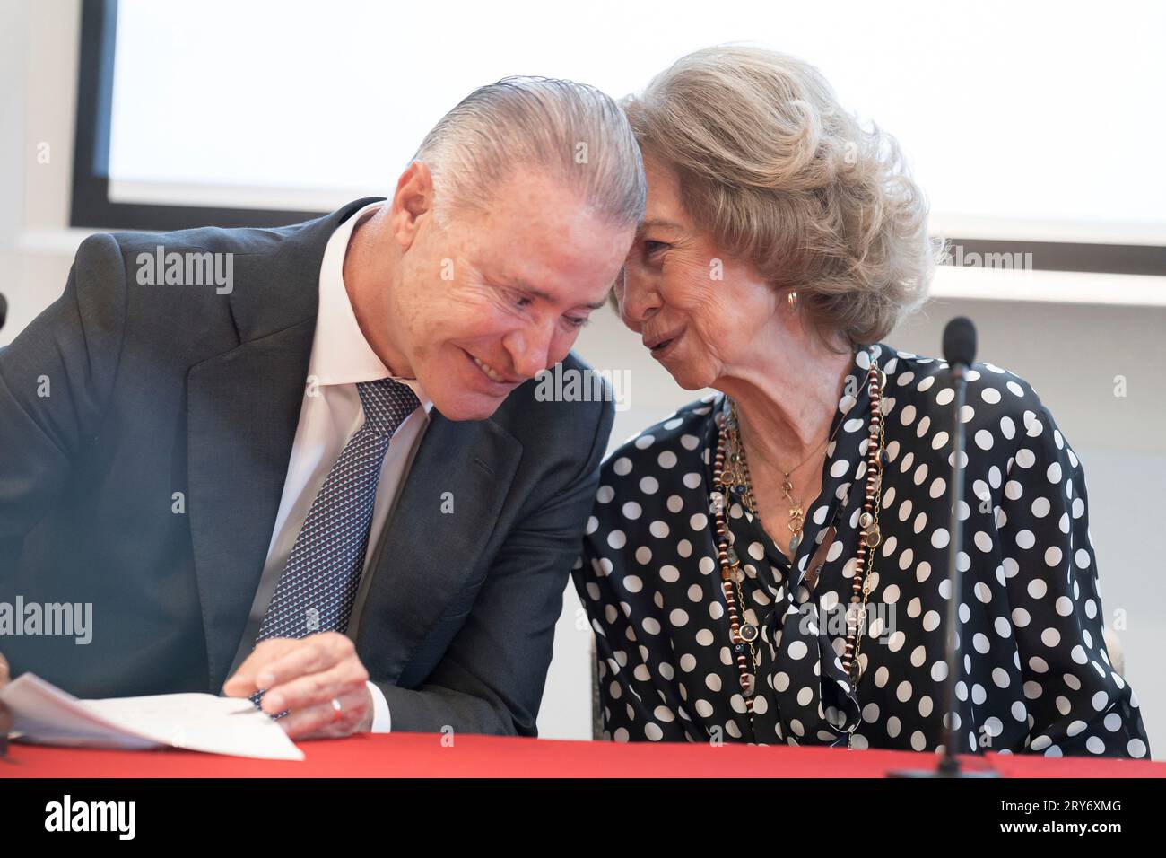 (L-R) Mexico's ambassador to Spain, Quirino Ordaz, and Queen Sofia, during the celebration of the fifth anniversary of the Casa de Mexico Foundation, on September 29, 2023, in Madrid (Spain). The Casa de México Foundation in Spain is a Mexican cultural center, based in the Chamberí neighborhood, which aims to promote knowledge of Mexican society and culture in Spain. This year it celebrates its fifth anniversary. REALEZA Diego Radamés / Europa Press 09/29/2023 (Europa Press via AP) Stockfoto