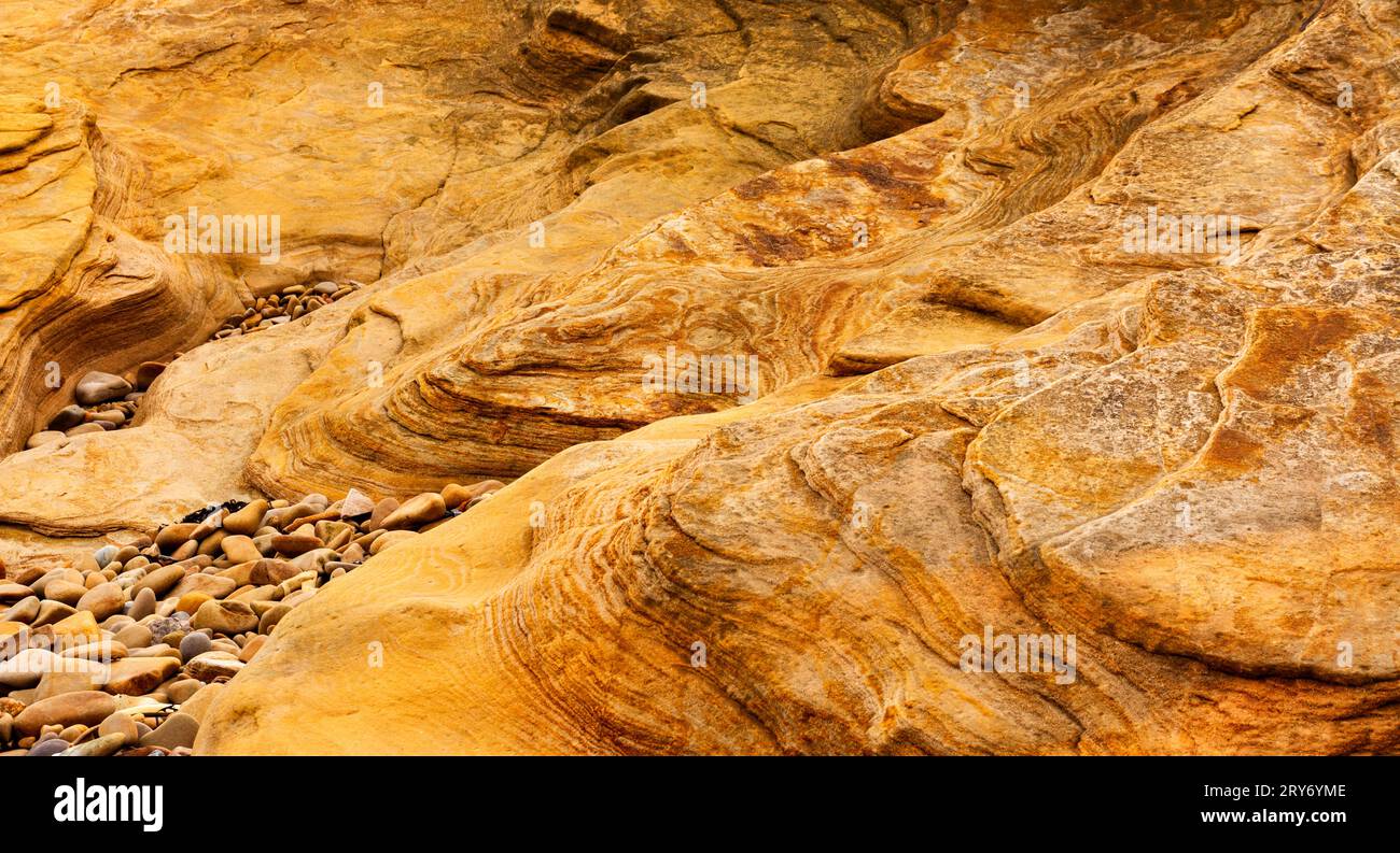 Hopeman Moray Coast Scotland wellenförmige Muster von Honig oder goldener Farbe im Sandstein Stockfoto