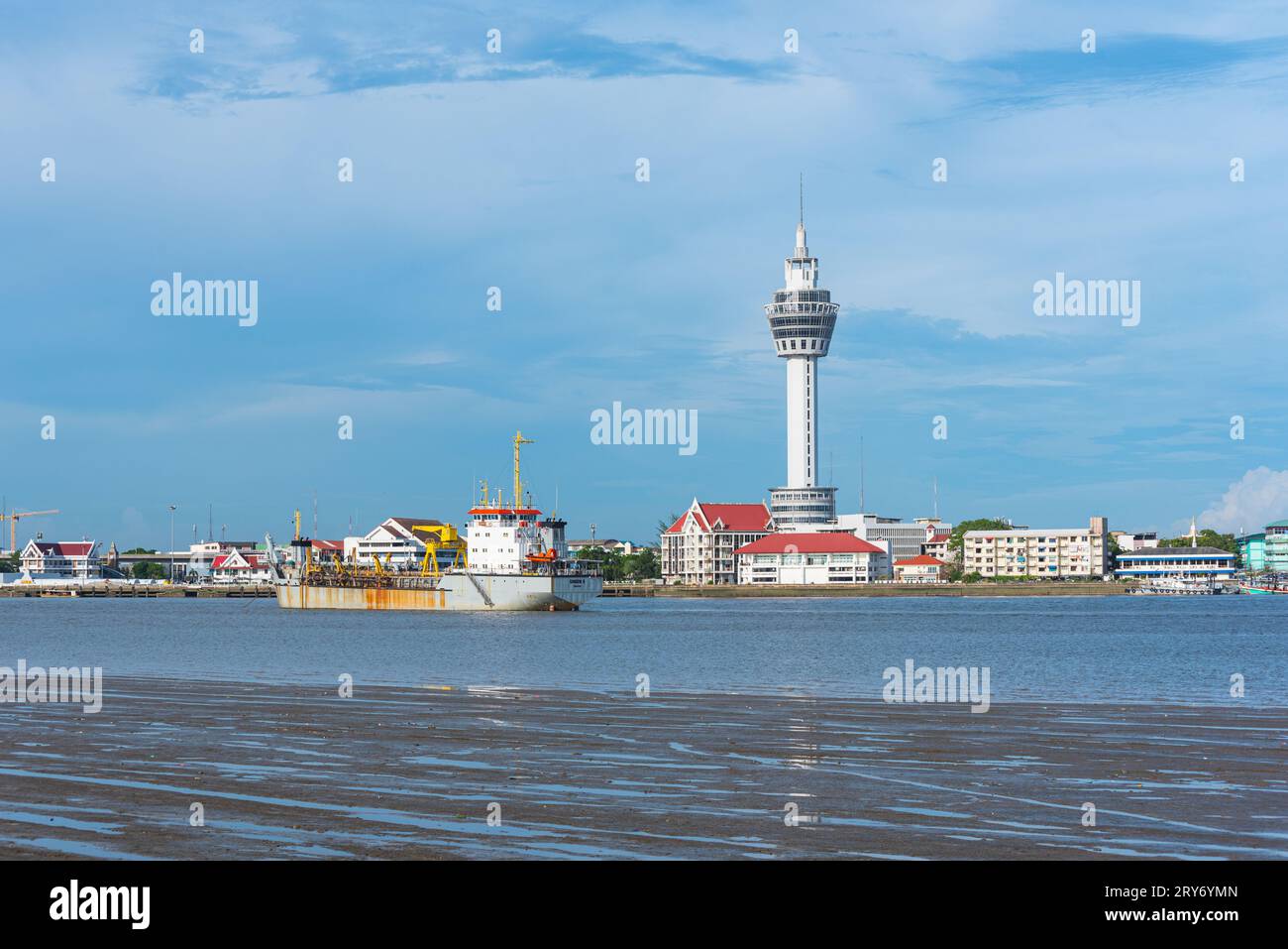 Samut Prakan, Thailand - 12. Mai 2023: Der Chao Phraya River und Samut Prakan River mit Samut Prakan Tower, ein Blick vom Phi Suea Samut Fort Pier. Stockfoto