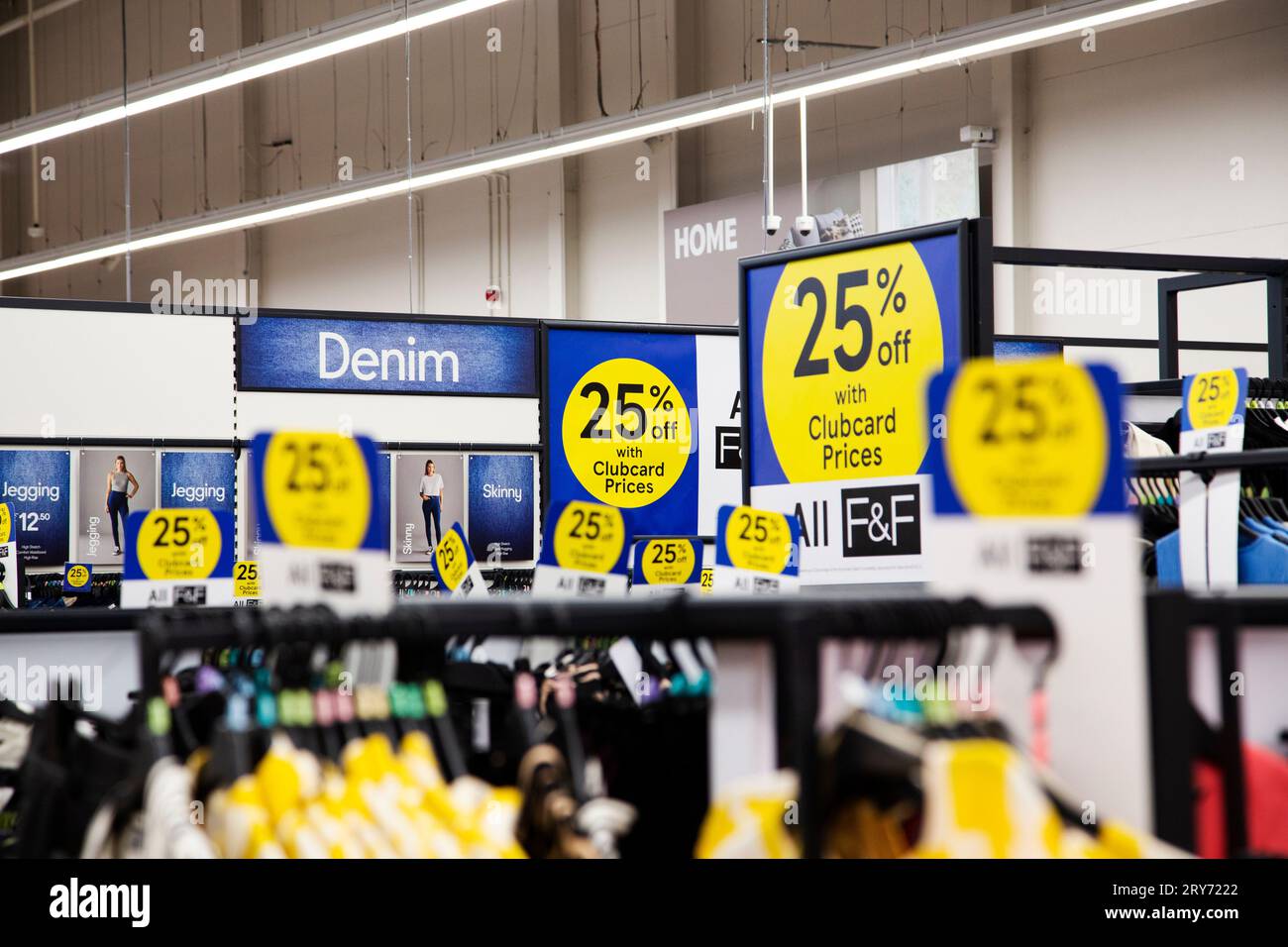 Exeter Vale Tesco Extra Superstore Club Card Beschilderung im Supermarkt Oktober 2023 Stockfoto