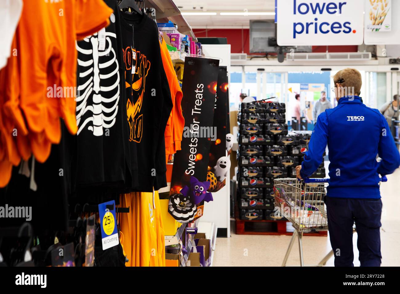 Tesco Extra in Exeter Vale Halloween saisonale Produkte und Spielzeug zu sehen Stockfoto