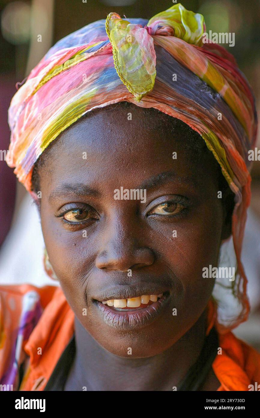 Ghana, Takoradi. Porträt eines Fabrikarbeiters in einem Sägewerk. Stockfoto