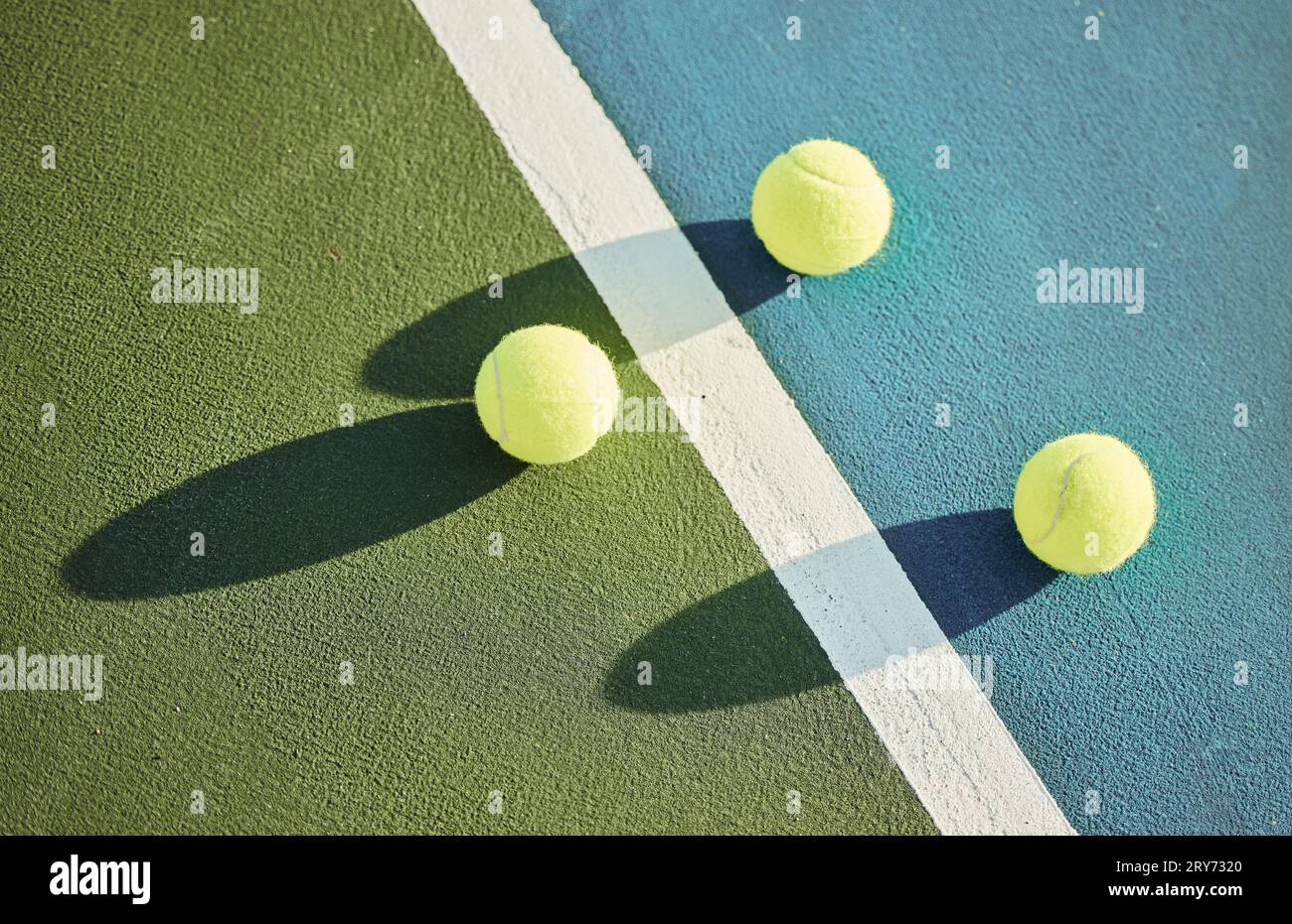 Ball, Tennisplatz und Rasen für Athleten oder Spiel für Fitness oder Gesundheit als Athlet oder Workout, Match oder dienen. Sport, oben und draußen für Energie oder Stockfoto