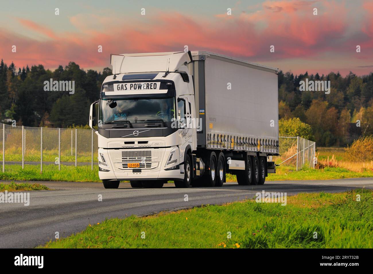 Neuer gasbetriebener Volvo FM 460 LBG 6x2T Lkw-Auflieger auf der Straße. - Sky-Ersatz mit einem anderen lokal fotografierten Himmel. Forssa, FI. September 2023. Stockfoto