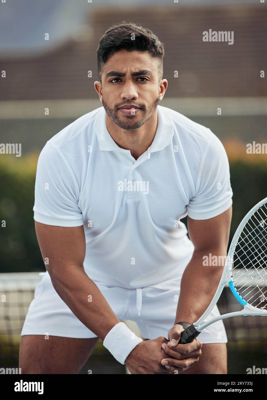 Outdoor, Athlet und Porträt des Mannes in Tennis, Wettkampf oder Spiel auf dem Platz mit Training, Übung oder Workout. Sport, Spieler oder Person mit ernsthaften Stockfoto