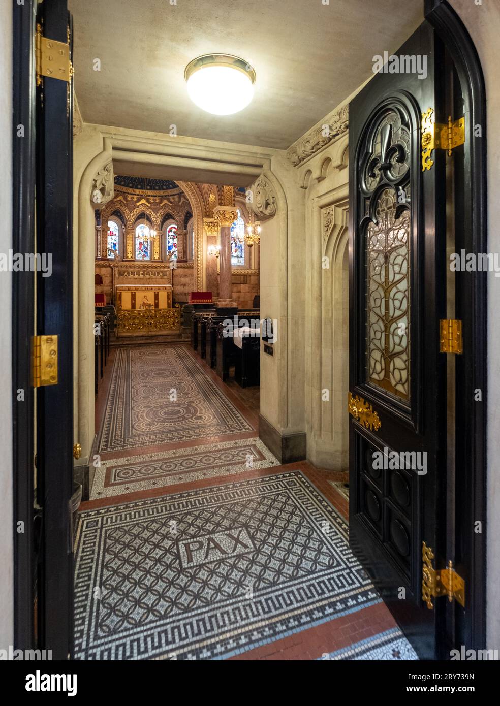 Blick in das hoch dekorierte Innere der St. Christopher's Chapel im Great Ormond Street Hospital for Children, Bloomsbury, London UK. Stockfoto