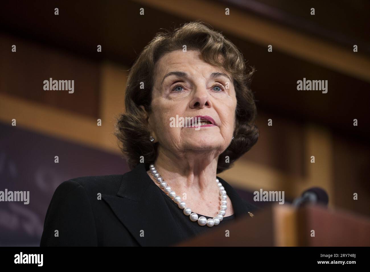 4. Oktober 2017 - Washington, District of Columbia, USA - Senatorin DIANNE FEINSTEIN (D-CA) spricht während einer Pressekonferenz im Kapitol der Vereinigten Staaten. Während der Pressekonferenz verlangten die Demokraten im Senat gesetzgeberische Maßnahmen nach den tödlichsten Massenschießereien in der amerikanischen Geschichte, die diese Woche in Las Vegas, Nevada, stattfanden. Senatorin Feinstein kündigte an, dass sie ein Gesetz einführen werde, um Stöße zu verbieten, eine Waffe, die dazu beigetragen habe, dass der Schütze in Las Vegas so viele Tote während seiner Rampenserie angerichtet habe. (Bild: © Alex Edelman/ZUMA Wire) REDAKTIONELLE VERWENDUNG Stockfoto