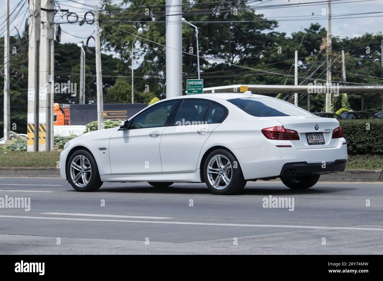 Chiangmai, Thailand - Juni 29 2023: Privatauto. BMW 520D.. Foto an der Straße Nr. 1001 ca. 8 km von der Innenstadt von Chiangmai, thailand. Stockfoto