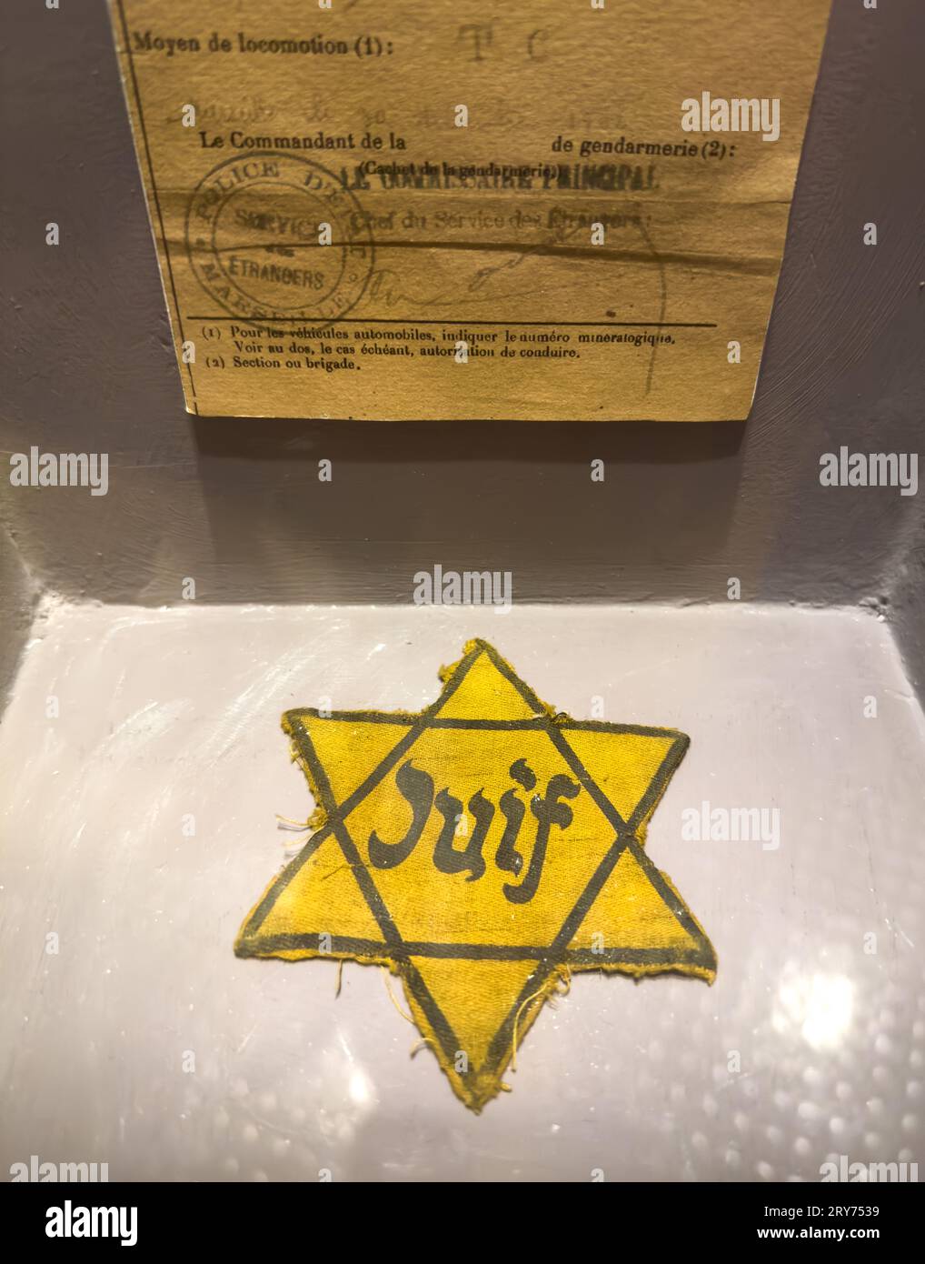 Ein gelber Stern mit dem „Juif“ (Jude), der auf dem Stern steht, wie er von den französischen Vichy- und Nazi-Behörden im Museum of t an jüdische Menschen in Frankreich ausgestellt wurde Stockfoto
