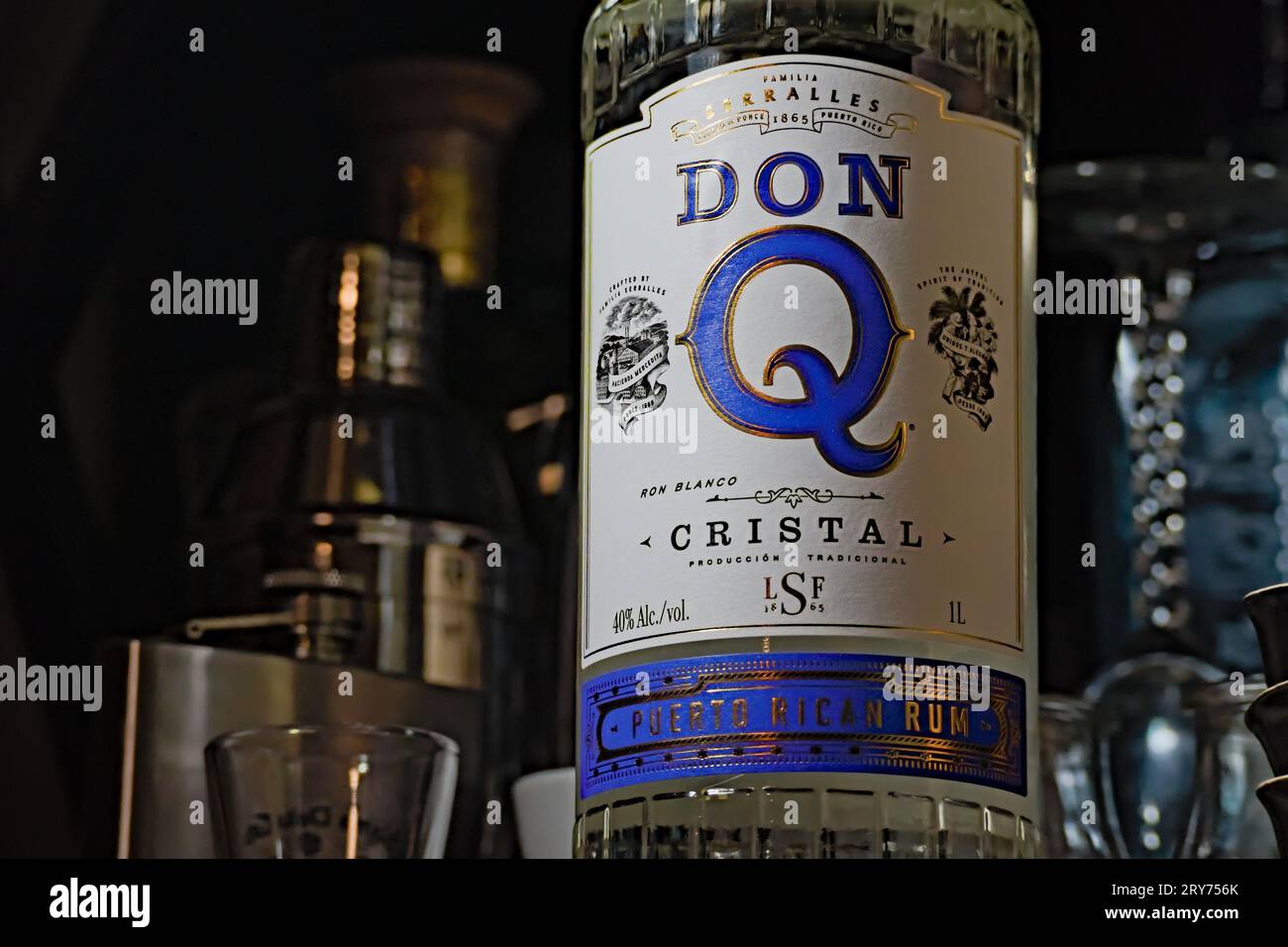 Bronx, NY - 28. September 2023: Don Q Cristal Puerto-ricanisches Rum-Flaschenetikett im Regal. Stockfoto