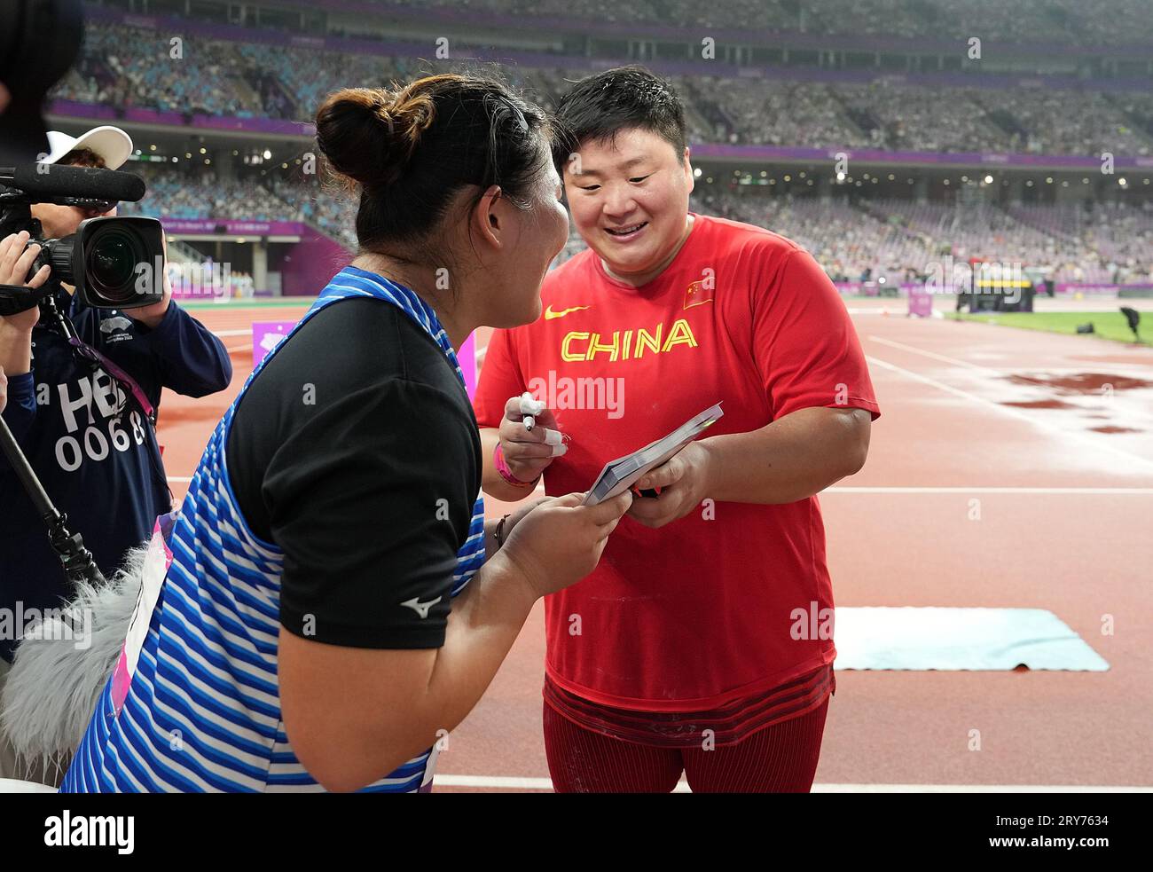 Hangzhou, chinesische Provinz Zhejiang. September 2023 29. Gong Lijiao (R) aus China unterzeichnet für Jian Chen-Xin aus Chinesisch-Taipeh, nachdem der Frauenschuss das Finale der Leichtathletik bei den 19. Asienspielen in Hangzhou, ostchinesische Provinz Zhejiang, am 29. September 2023 beendet hatte. Quelle: Li Yibo/Xinhua/Alamy Live News Stockfoto